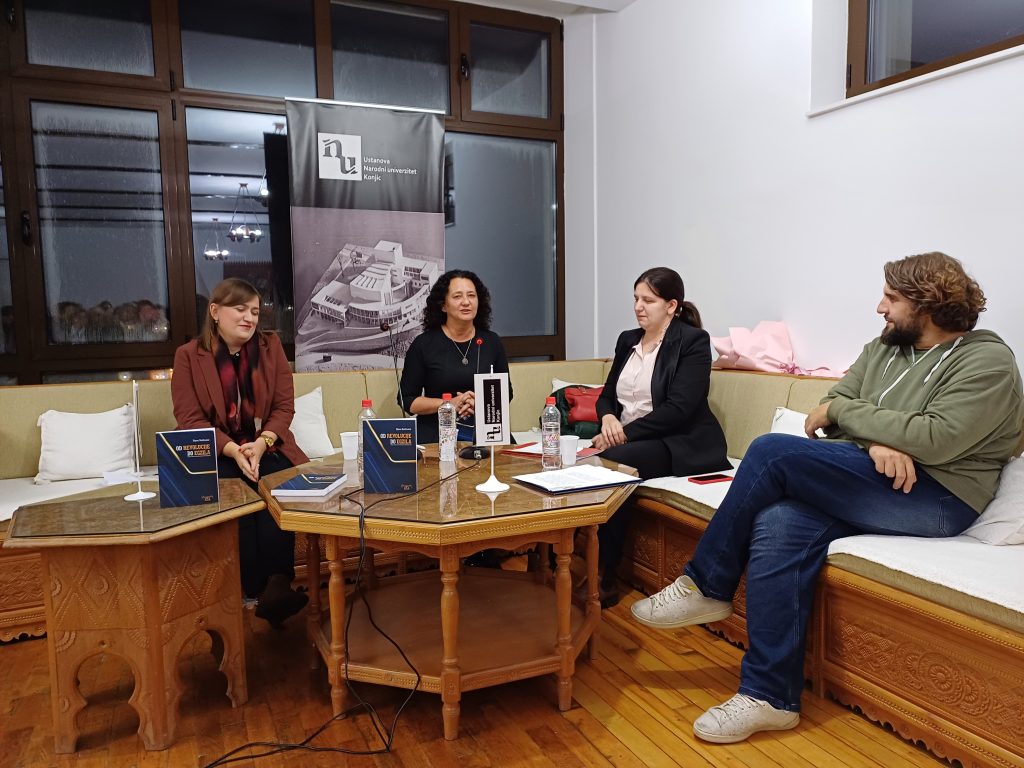 Večeras promovisana knjiga "Od revolucije do egzila - studije i ogledi iz bosanskohercegovačke književnosti" autorice prof. dr. Dijane Hadžizukić Večeras promovisana knjiga "Od revolucije do egzila - studije i ogledi iz bosanskohercegovačke književnosti" autorice prof. dr. Dijane Hadžizukić