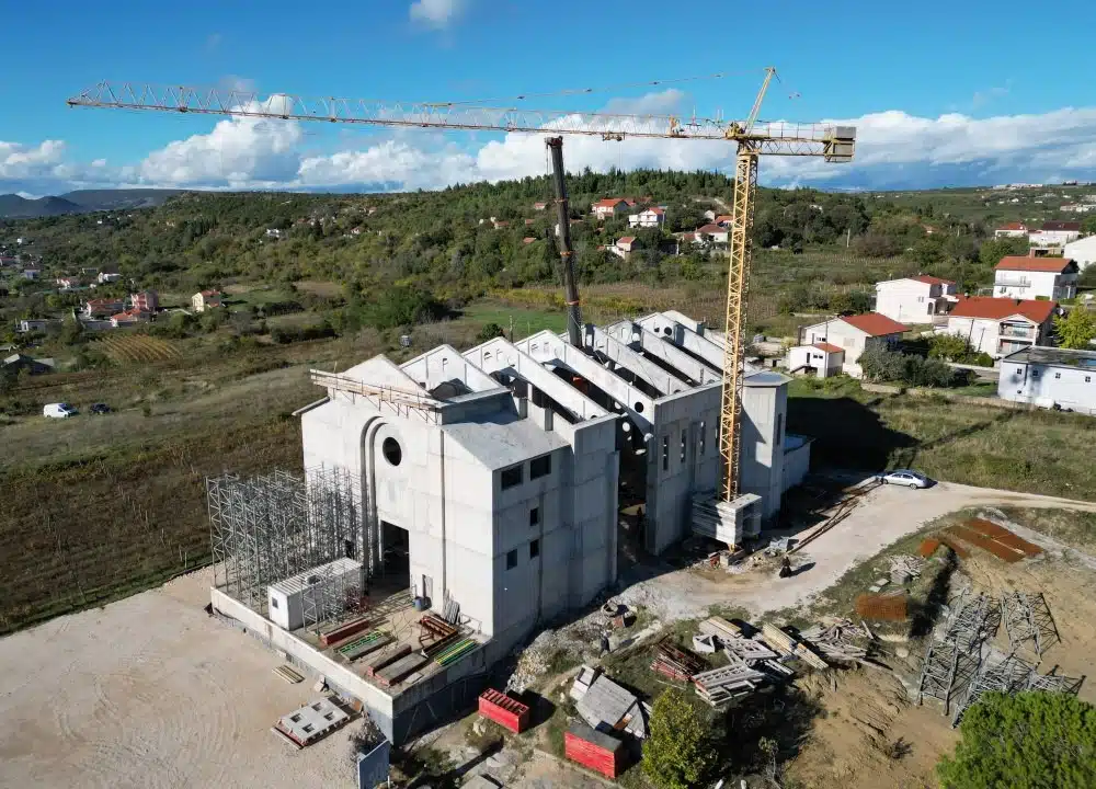 VIDEO: Postavljeni krovni nosači na novu crkvu Krista Kralja u Čitluku
