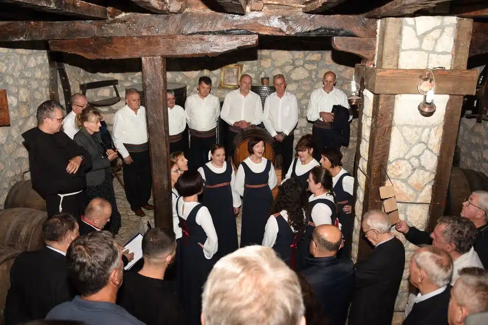 Mlado broćansko vino blagoslovljeno na „Kušanju mladog vina“