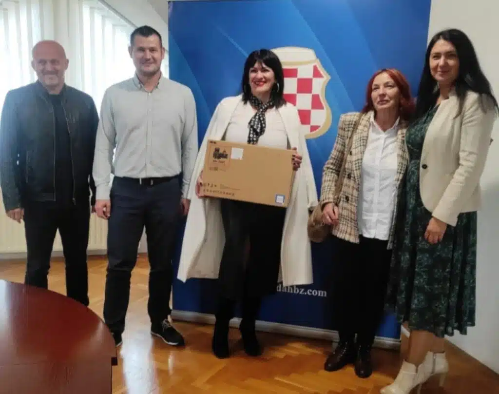 FOTO: Osnovnim i srednjim školama na području HBŽ podijeljena vrijedna računalna oprema