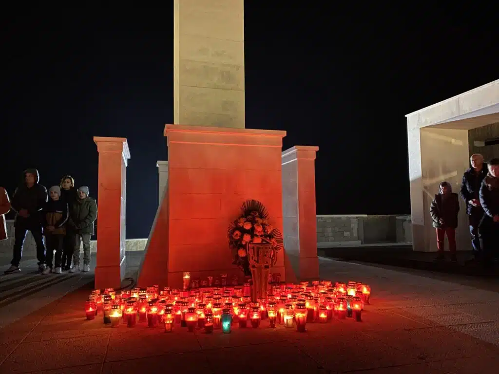 FOTO | Neum za Vukovar: U molitvi do Križa za sve žrtve