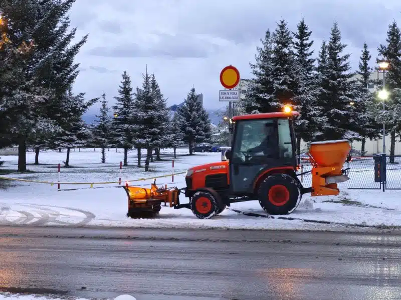 Tomislavgrad: Novi stroj za uklanjanje snijega s nogostupa (foto/video)