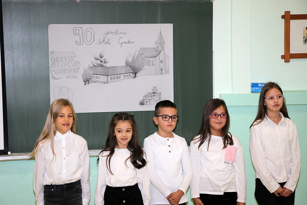 foto: područna škola u posuškom gracu proslavila 90. rođendan