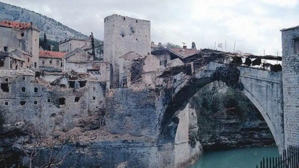 Prije 30 godina srušen Stari most u Mostaru, objavljen novi snimak rušenja