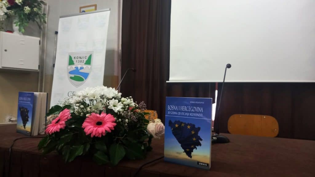 Danas u Konjicu predstavljena knjiga “Bosna i Hercegovina, 30 godina od sticanja nezavisnosti” Danas u Konjicu predstavljena knjiga “Bosna i Hercegovina, 30 godina od sticanja nezavisnosti”