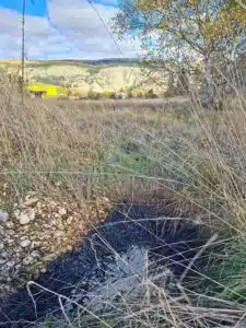 FOTO Rješava li se problem zagađenja motornim uljem ispod garaža bivšeg poduzeća „Bosna Livno“?