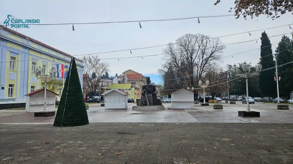 FOTO | Čapljina u blagdanskom ruhu: Stigle kućice za Advent u Čapljini