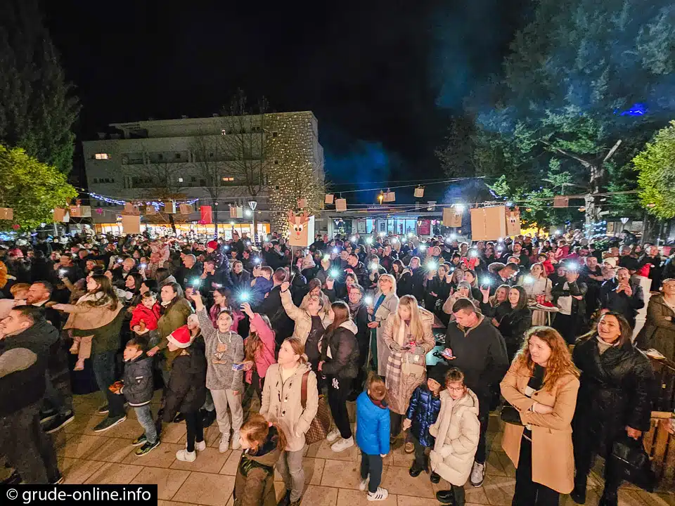 Grude uživaju u božićnom duhu: Humanitarna manifestacija ‘Božić svima’ obara rekorde (FOTO/VIDEO)