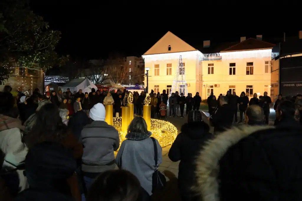 Ljubuški: Svečano paljenje treće adventske svijeće obilježilo je blagdansko ozračje