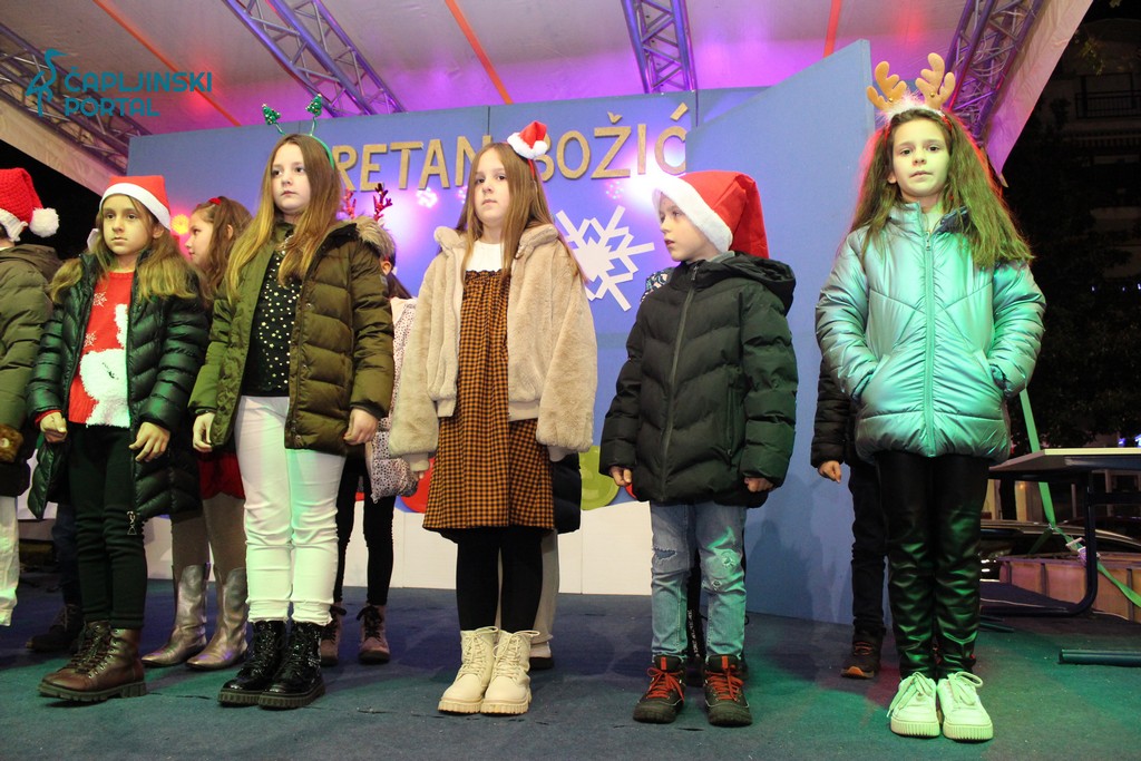 foto | učenici oš ”vladimir pavlović” obogatili nastupima čapljinski advent – na trgu više stotina posjetitelja!