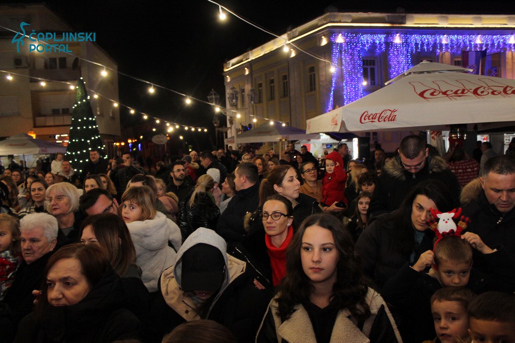 foto | učenici oš ”vladimir pavlović” obogatili nastupima čapljinski advent – na trgu više stotina posjetitelja!