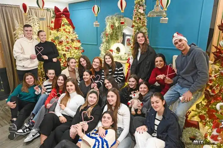 Posušje: U akciji humanitarno božićno fotografiranje “Uslikaj se i pomozi potrebnima” prikupljeno 1.152 KM, koje će biti usmjerene u kruh sv.Ante!