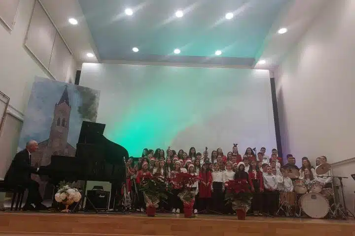 Božićni koncert „Spavaj,mali Božiću“ Glazbene škole Posušje oduševio publiku u ispunjenoj kinodvorani