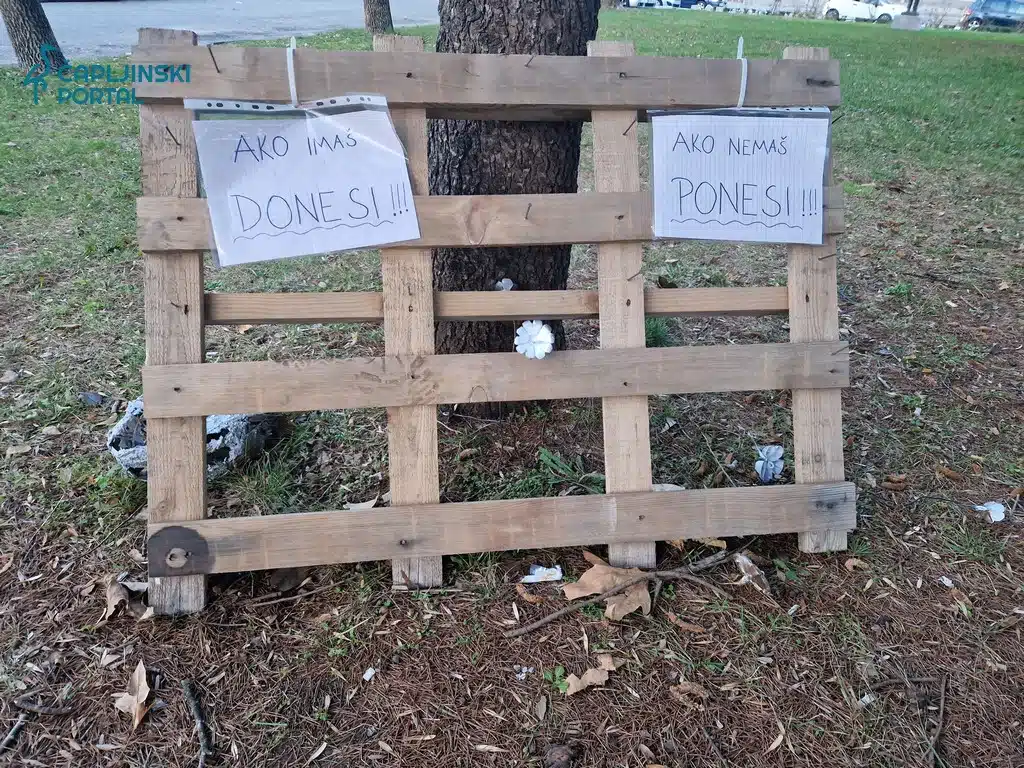 FOTO | Kod pošte postavljen humanitarni pano – doniraj za one koji nemaju!