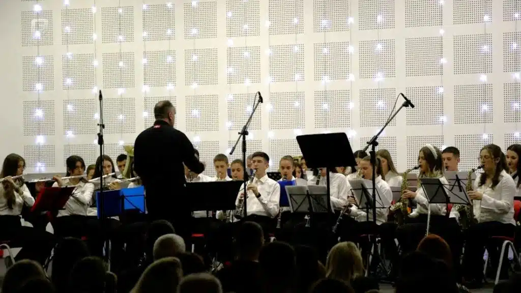 Tradicionalni božićni koncert i blagdansko ozračje u Livnu uz HKUD ‘Dinara’