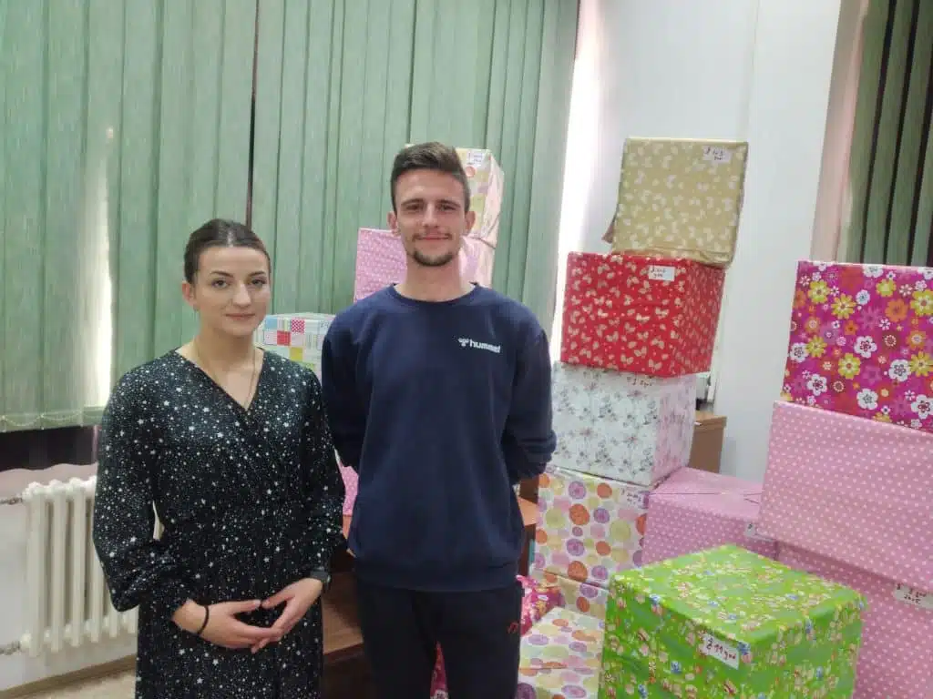 Novogodišnje paketiće dobilo stotinu mališana