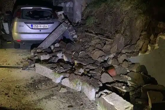 Četvero ozlijeđenih u potresu u BiH: Oštećene brojne kuće, uništeni krovovi, brojni građani noć proveli na otvorenom