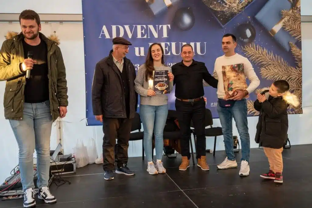 FOTO: Najbolji gulaš na Adventu u Neumu skuhala je obitelj Puljić