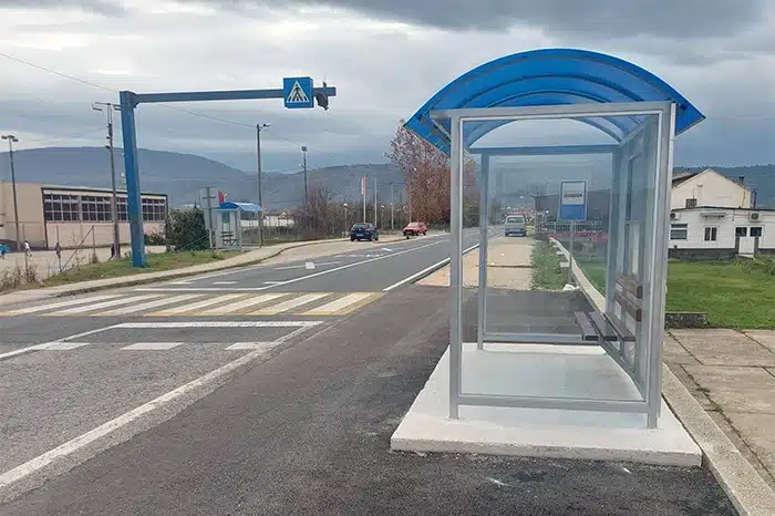 FOTO | Višići: Postavljena i druga nadstrešica na autobusnom stajalištu u Višićima