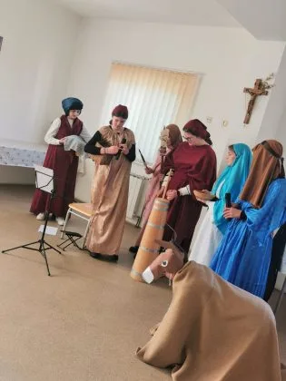 Fra Mijini školarci donijeli dašak božićnog veselja u Starački dom u Tomislavgradu