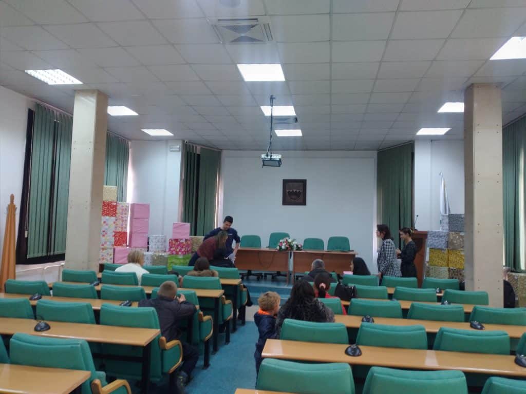 Novogodišnje paketiće dobilo stotinu mališana