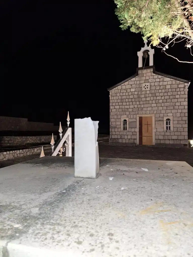 FOTO| Vandalizam u Neumu: Polomljeni križevi kod crkve Sv. Ante
