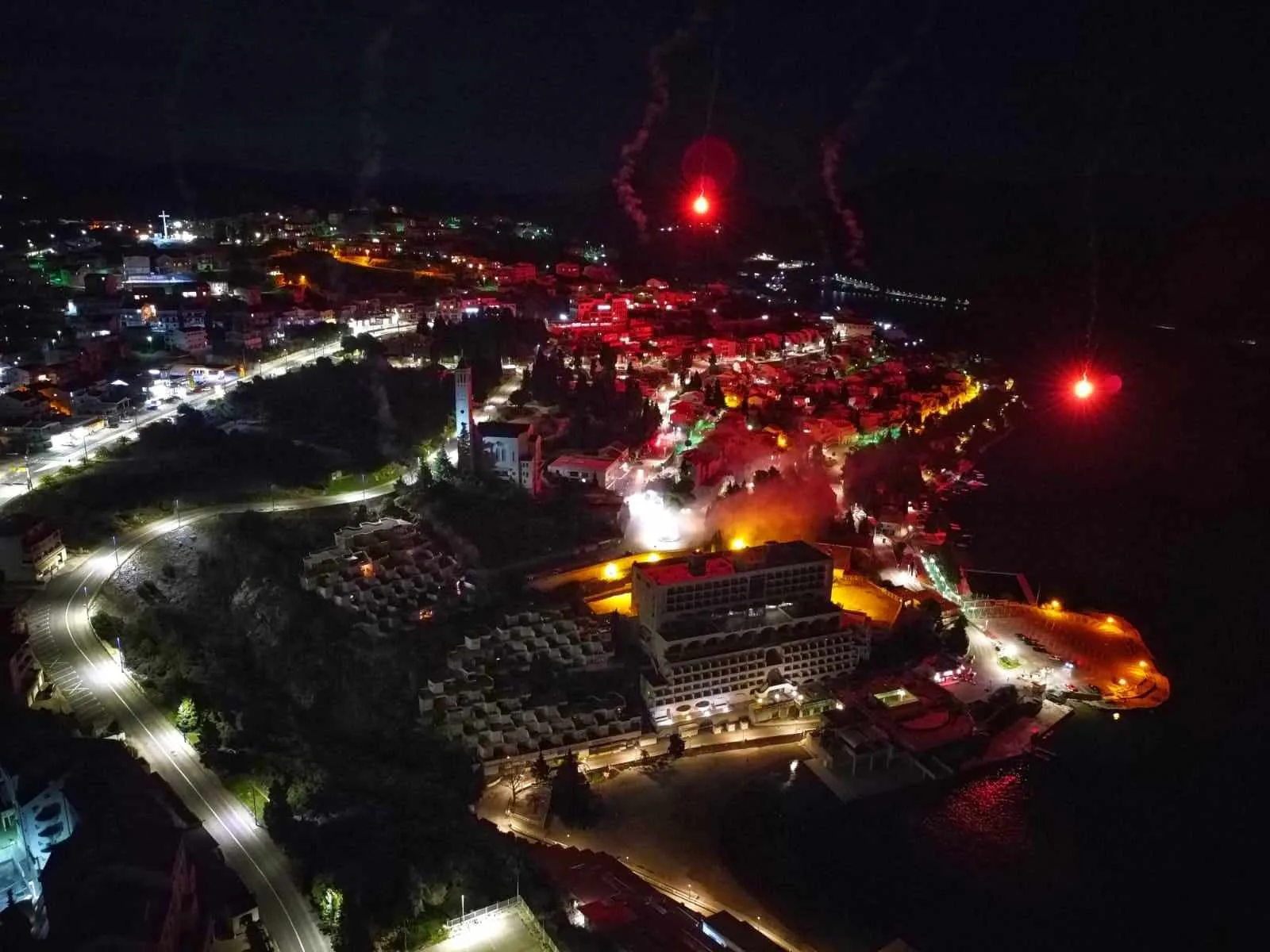 FOTO/ VIDEO: Spektakularnom bakljadom Neum proslavio nove članove obitelji Hajduka
