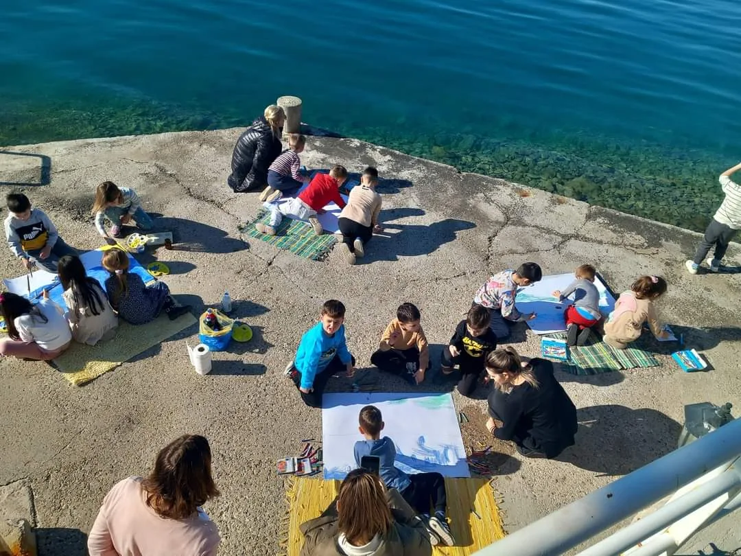 FOTO| Likovna radionica Neumskih vrtićana na morskoj obali
