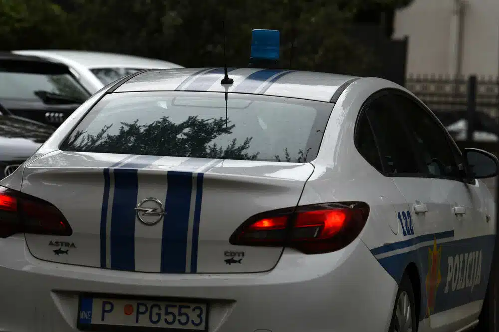 Ubio suprugu i sina, pa izvršio samoubojstvo. Kćerka se spasila skočivši kroz prozor