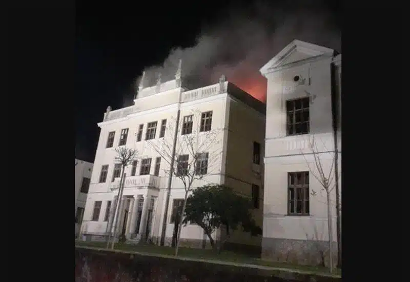 Vatrogasci se bore s požarom na širokobriješkoj Gimnaziji, učenici evakuirani