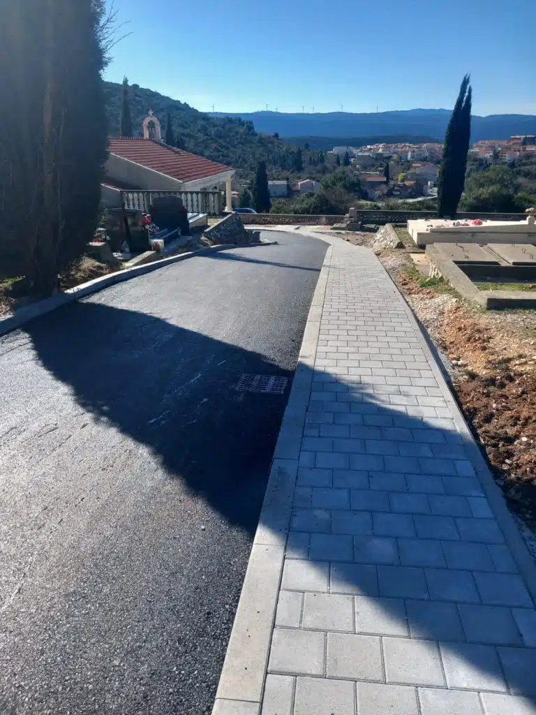 FOTO | Počeli radovi oko groblja u Neumu