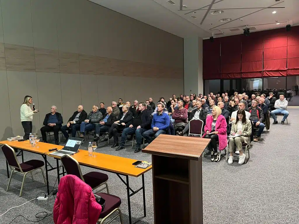FOTO | U Neumu održano predavanje za pčelare