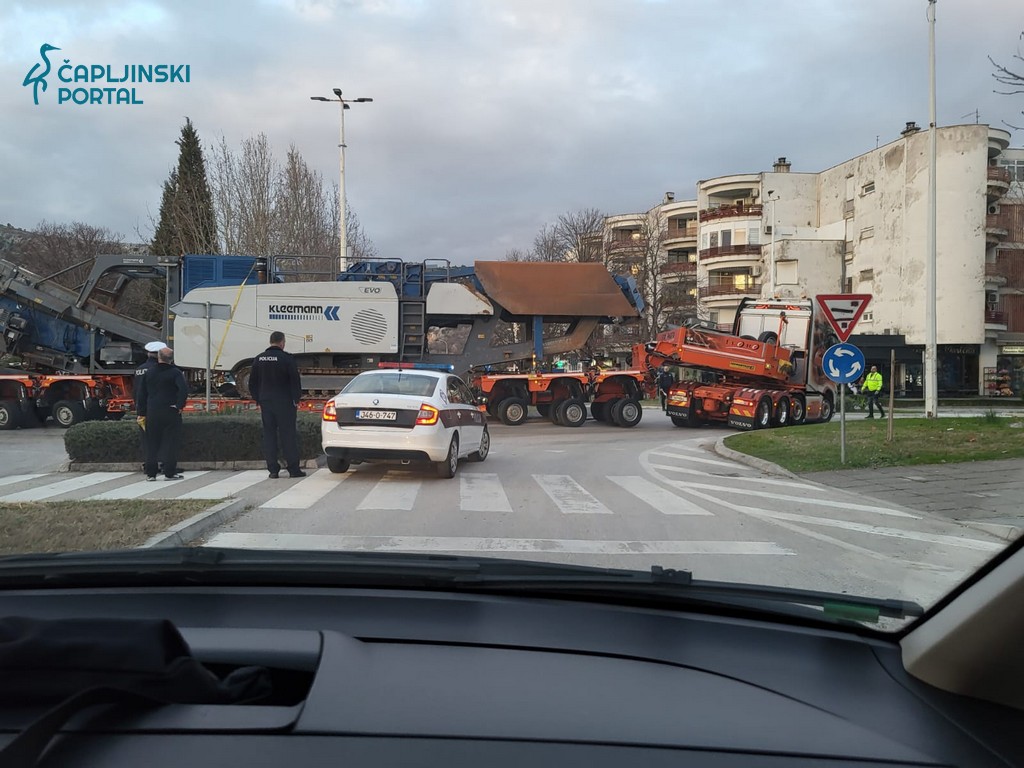 FOTO | Kamion s radnim strojem zapeo u kružnom toku; obustavljen promet u središtu grada