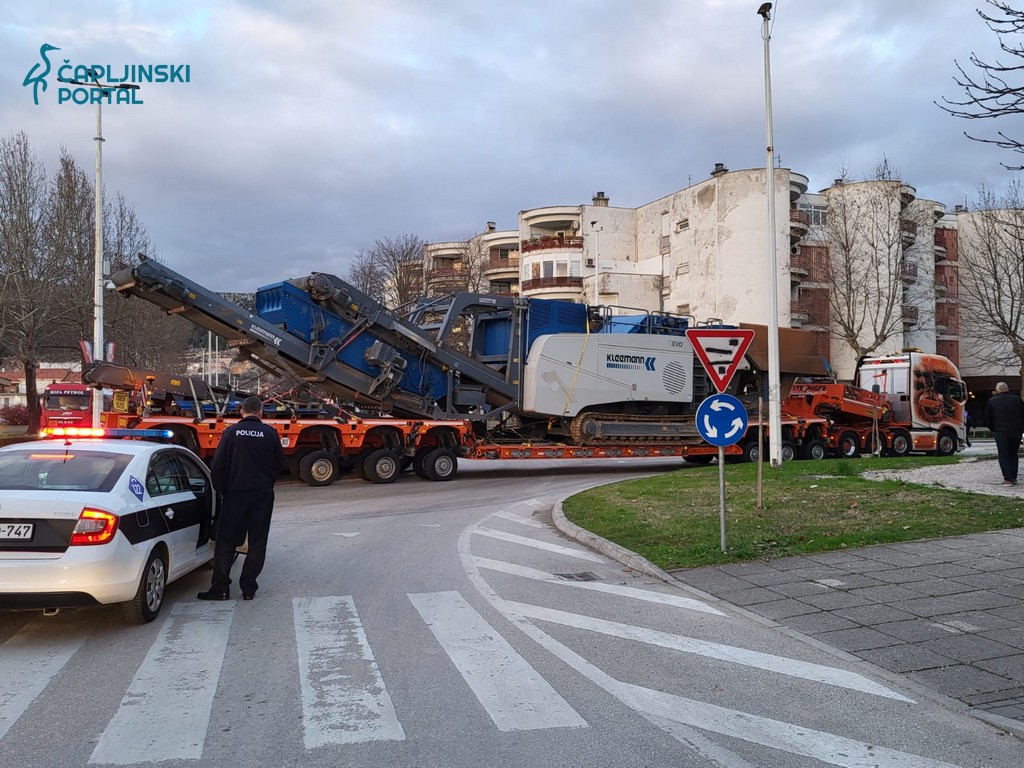 FOTO | Kamion s radnim strojem zapeo u kružnom toku; obustavljen promet u središtu grada