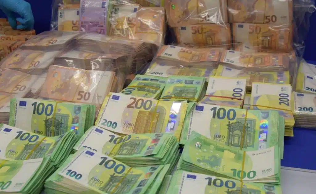Carinici u Münchenu u koferu pronašli 1,4 milijuna eura