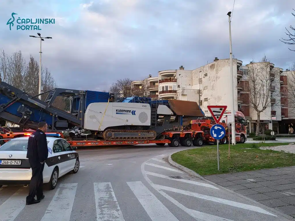 FOTO | Kamion s radnim strojem zapeo u kružnom toku; obustavljen promet u središtu grada