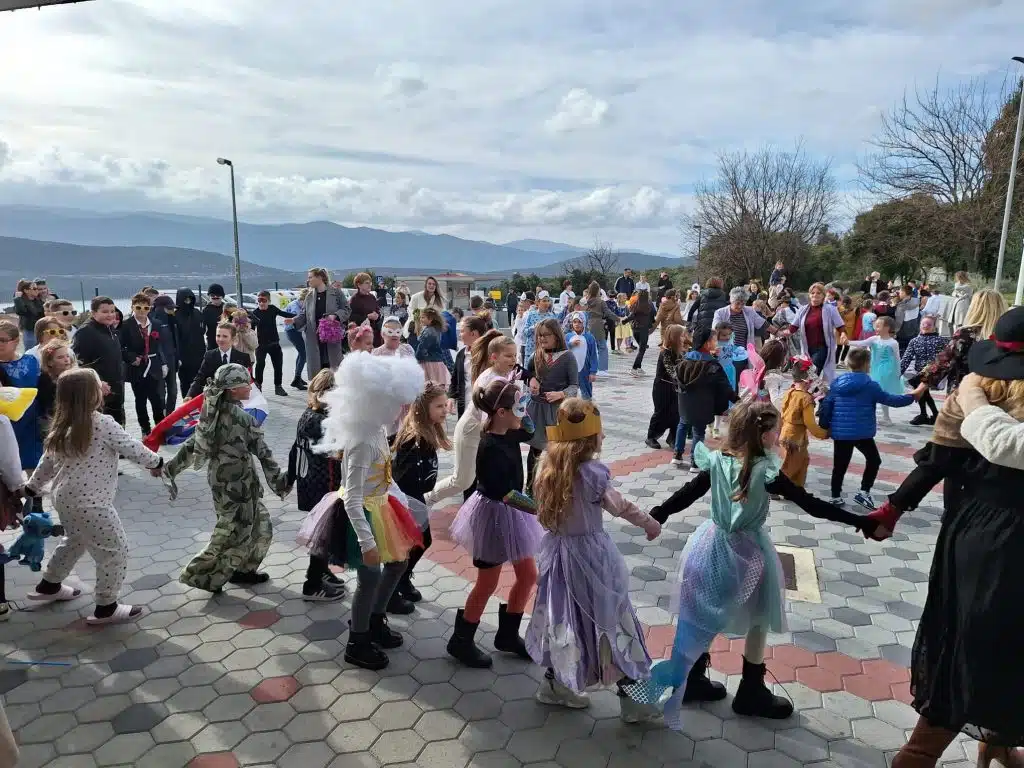FOTO: Ples i vesele maske ispred Osnovne škole Kardinala Stepinca