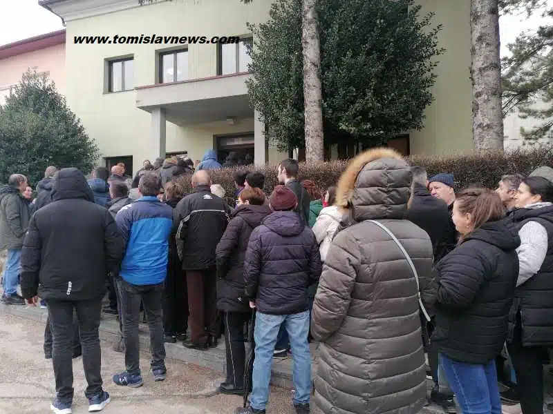 FOTO/VIDEO: Veliki red pred Šumarijom Tomislavgrad za uplatu ogrjevnog drveta!