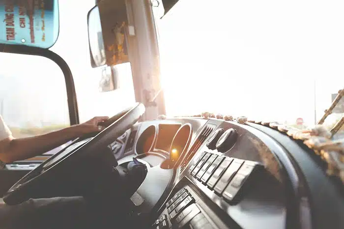 Iz prometa isključen autobus za Neum: Retrovizori vezani vezicama, porozne gume, loše kočnice…
