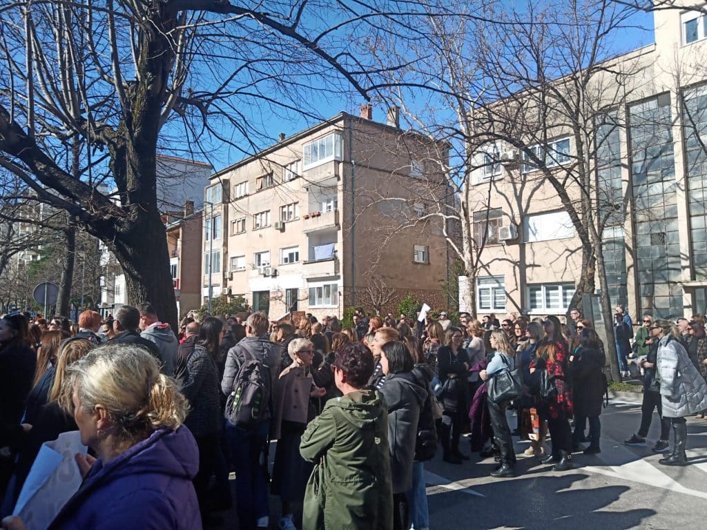 Prosvjetni radnici iz HNK u Mostaru održali štrajk upozorenja i protestnu šetnju
