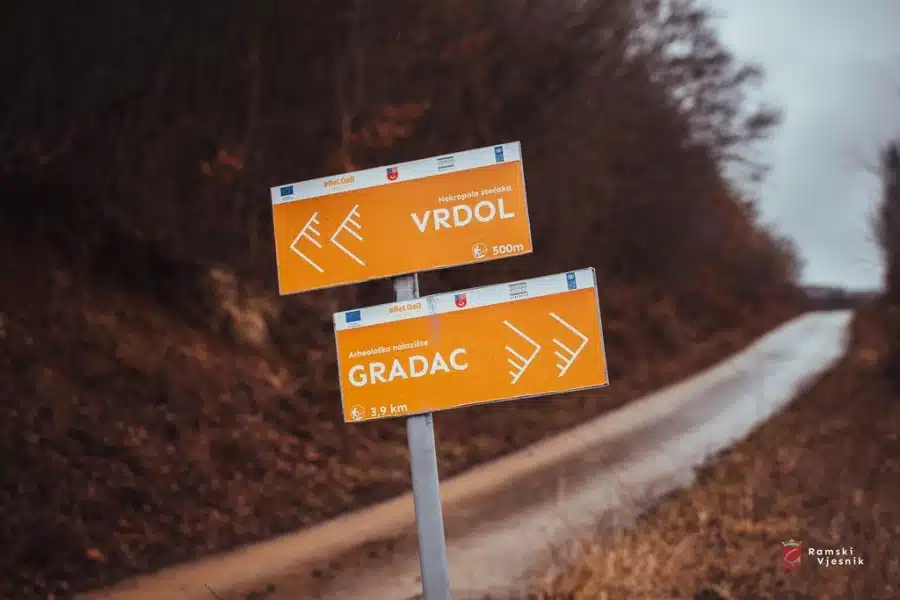 Udruga HEREDITAS postavila putokaze do arheološkog nalazišta Gradac