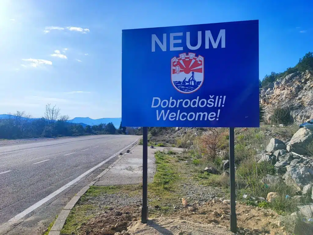 FOTO: Postavljena nova ploča na ulazu u Neum