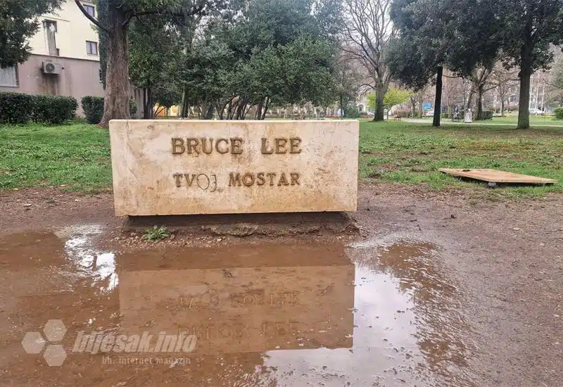 Nestao kip Bruce Leeja u Mostaru