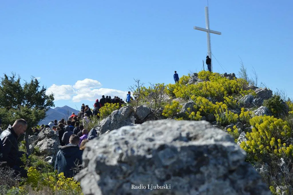 Raspored pobožnosti Križnog puta i obreda Velikoga petka u svih sedam župa na području grada Ljubuškog.