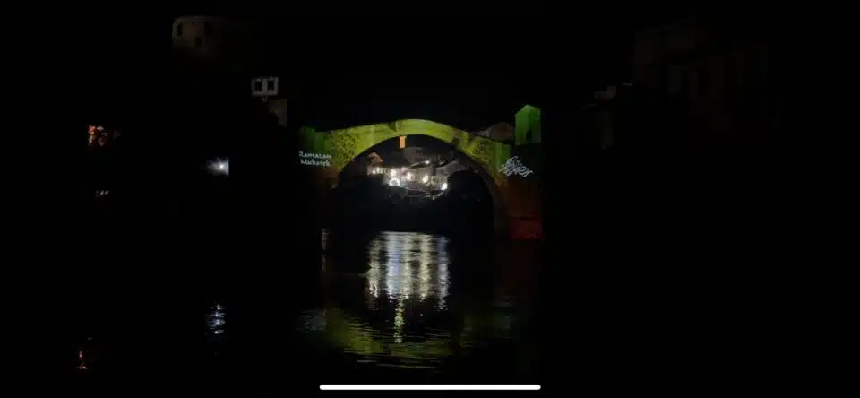 Stari most osvijetljen porukama ramazana