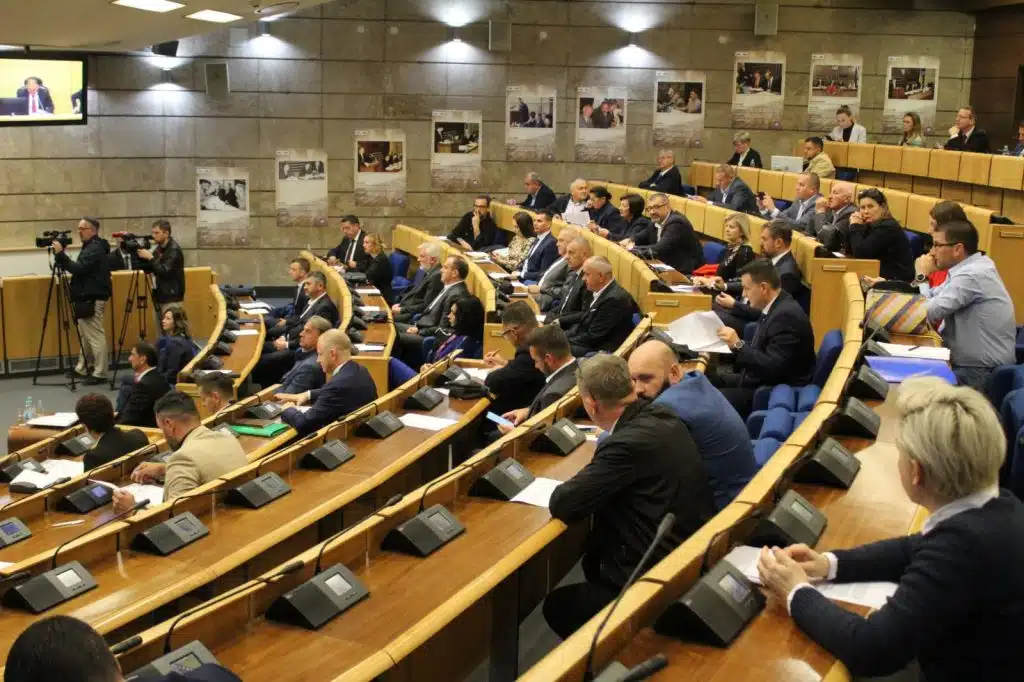Zastupnici u FBiH sebi povećali plaće za 300 maraka, zadnju sjednicu održali u siječnju