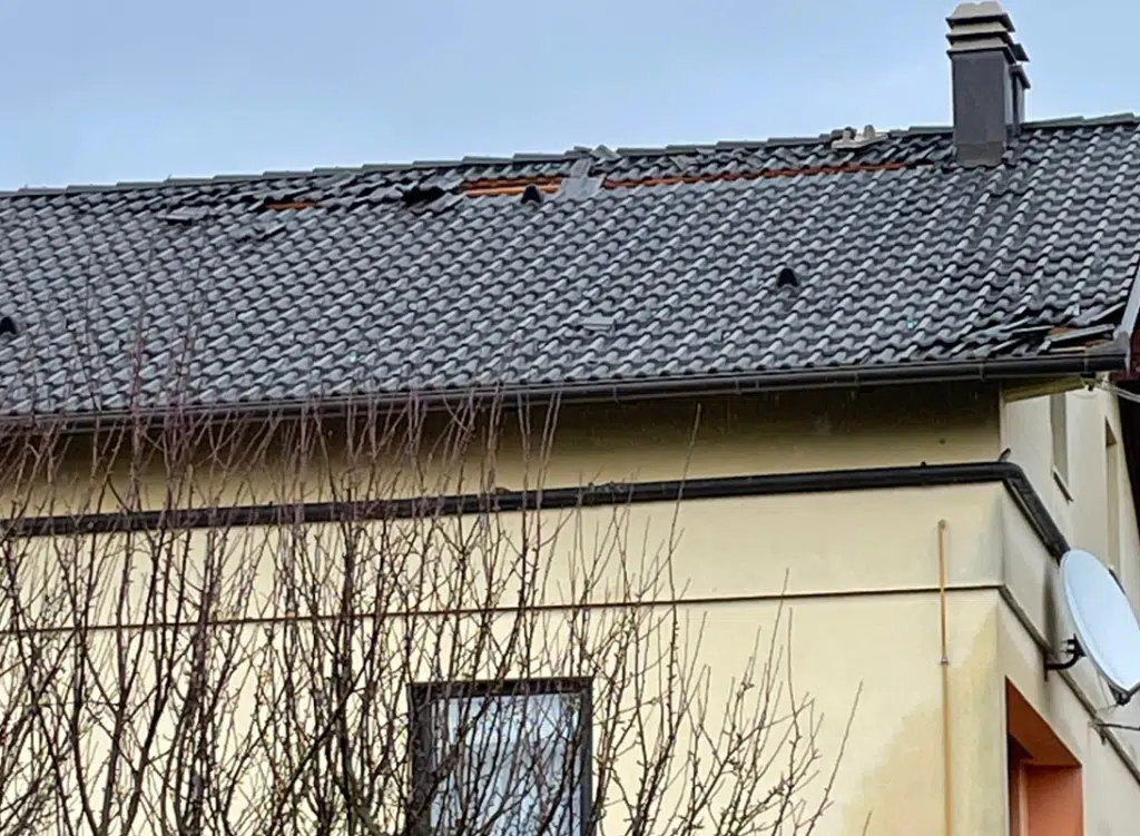 Sinoćnje nevrijeme u Mokronogama oštetilo kuće, automobile…