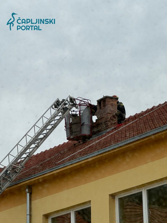 FOTO | Vatrogasci uklanjaju dimnjake sa O. Š. V. Pavlovića