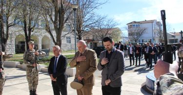 Posušje: Polaganjem vijenca, paljenjem svijeća i molitvom obilježena 32. obljetnica utemeljenja Hrvatskog vijeća obrane