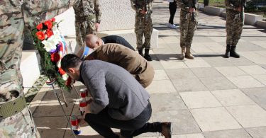 Posušje: Polaganjem vijenca, paljenjem svijeća i molitvom obilježena 32. obljetnica utemeljenja Hrvatskog vijeća obrane